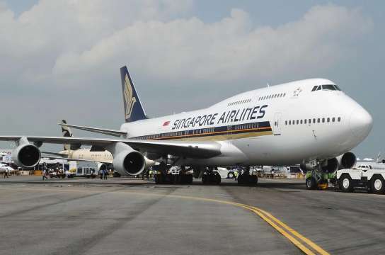 singapore airlines plane