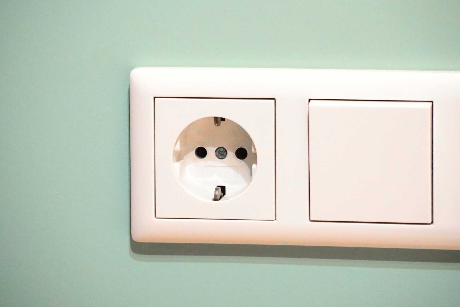 韓国旅行ではコンセントの「変換プラグは必須」、変圧器は家電によって必要