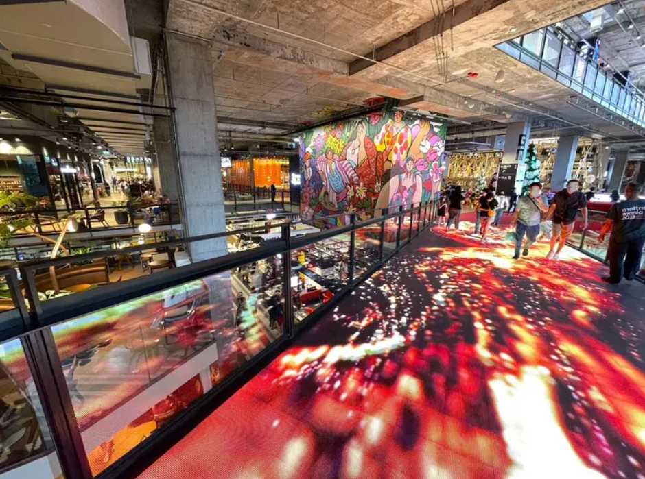 最新モールの現代的な装飾とクリスマスマーケット｜エムスフィア