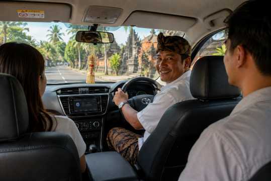 mobil dengan sopir