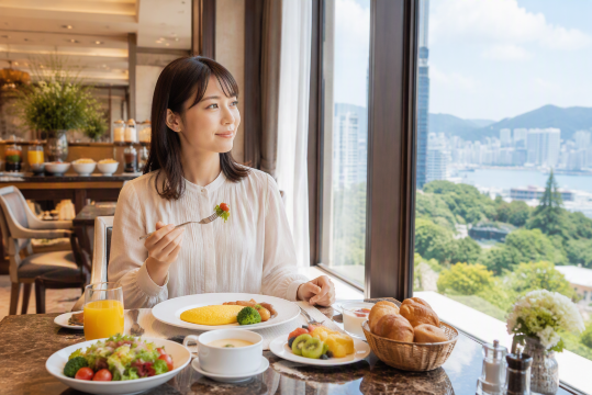 ホテル朝食の日本人