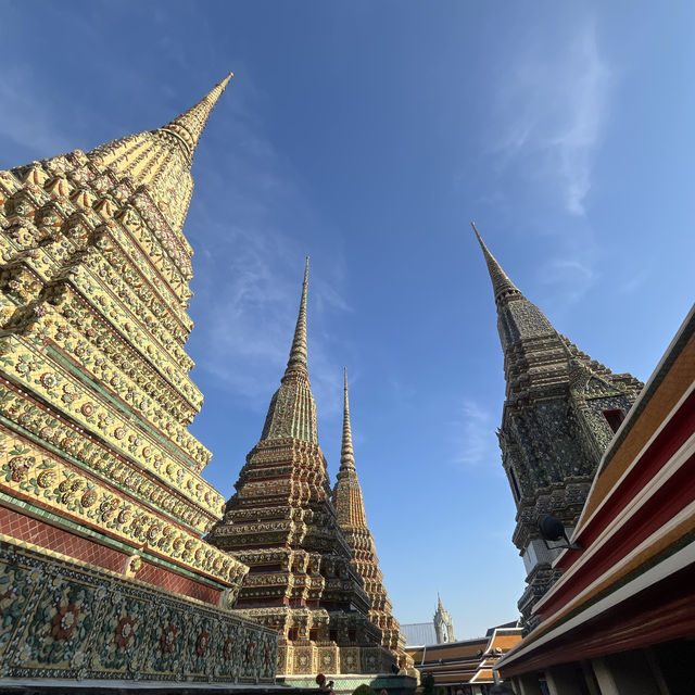 พระมหาเจดีย์สี่รัชกาล – กระเบื้องเคลือบสีเขียว/ขาว/น้ำเงิน