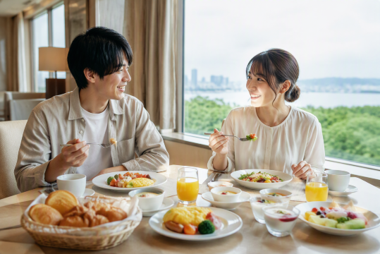 ホテル朝食の夫婦