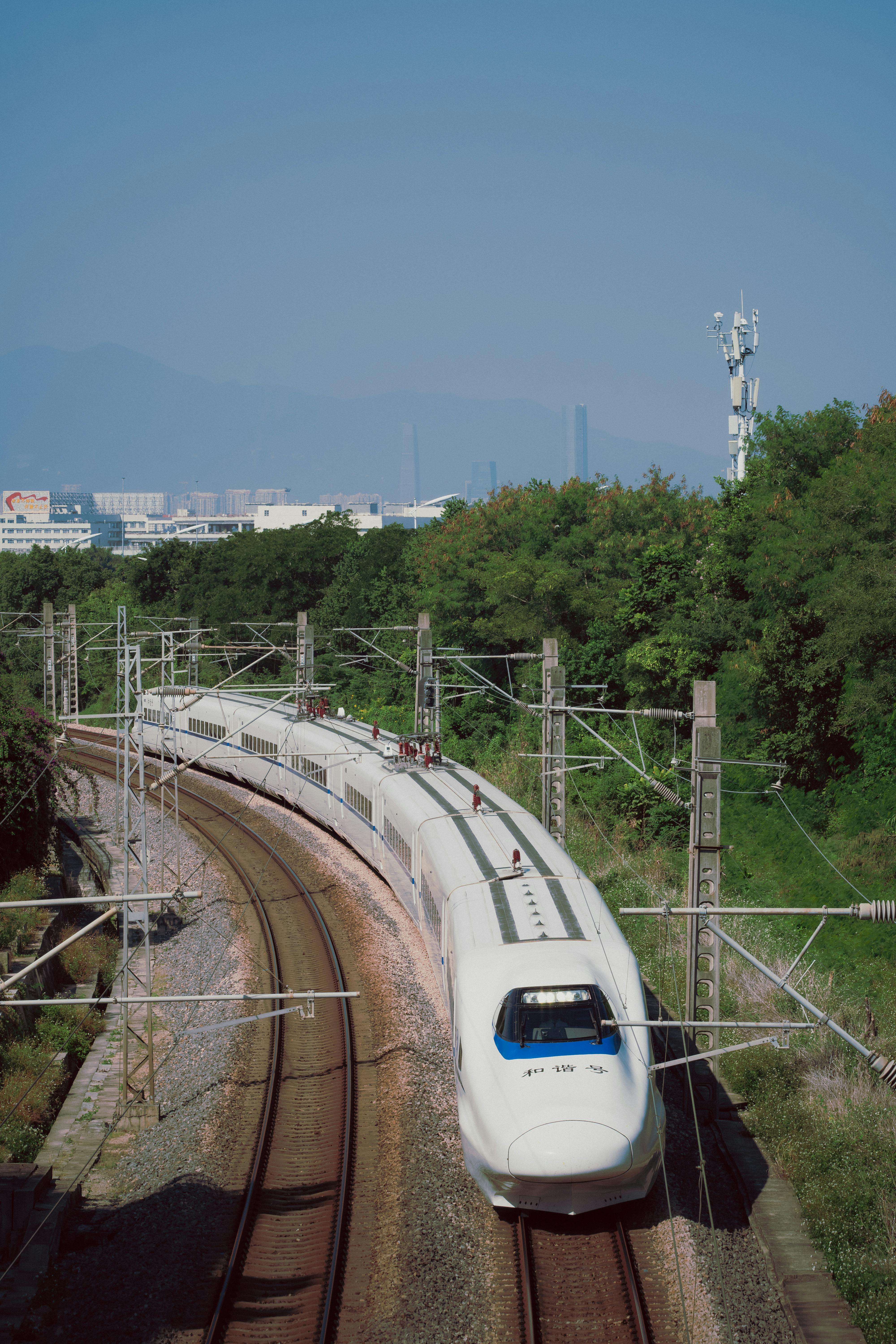 Pemandangan udara kereta api cepat di jalur melengkung yang dikelilingi pepohonan hijau. Via Pexels (by Matthew Jesús)