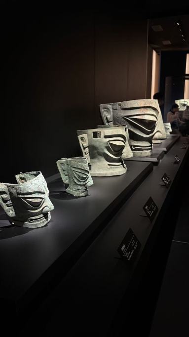 三星堆大小各異的青銅面具