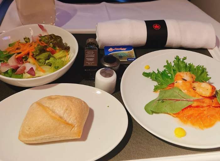 エア・カナダのプレミアムエコノミークラスの機内食
