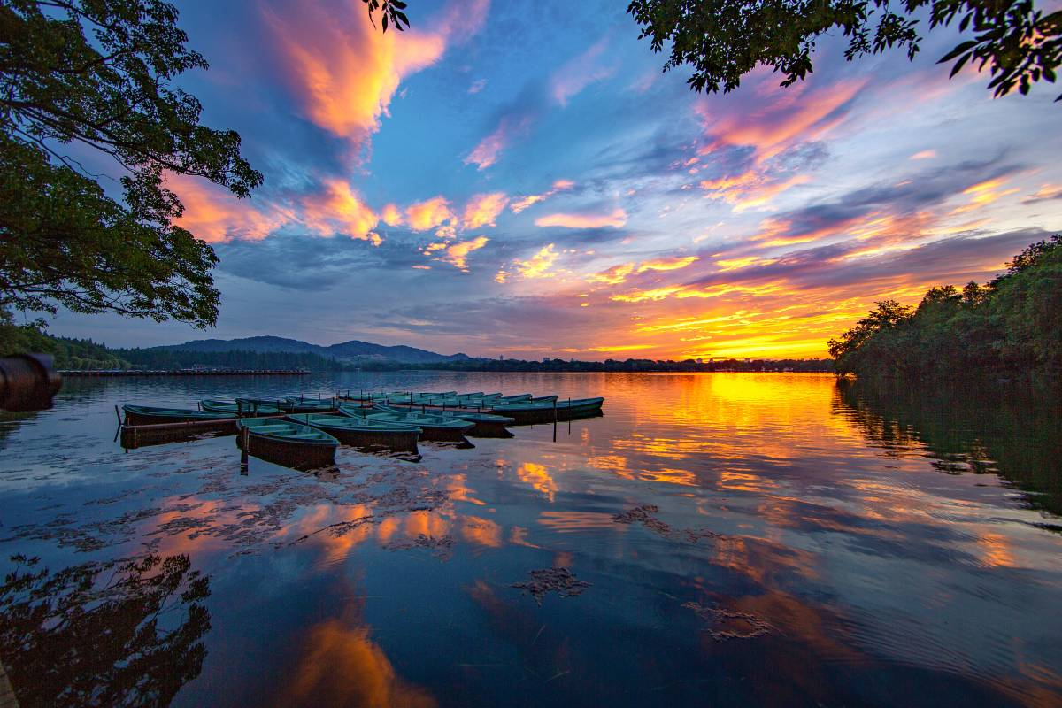 1. Marvel at the Tranquil Beauty of West Lake 🌅