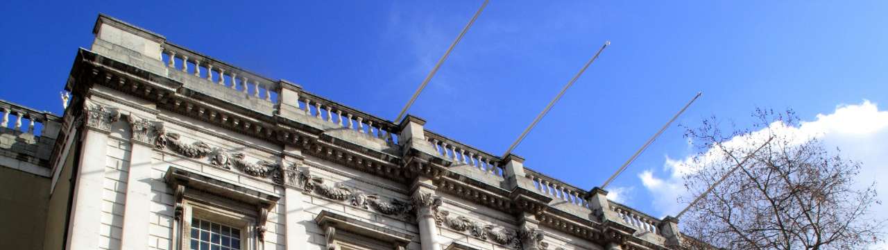 Getting the train or tube to Banqueting House: Nearest tube and train stations