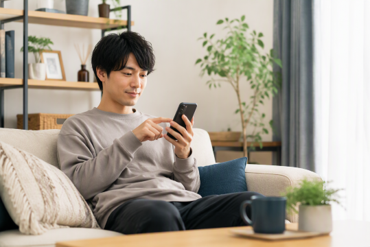 自宅でスマホ操作