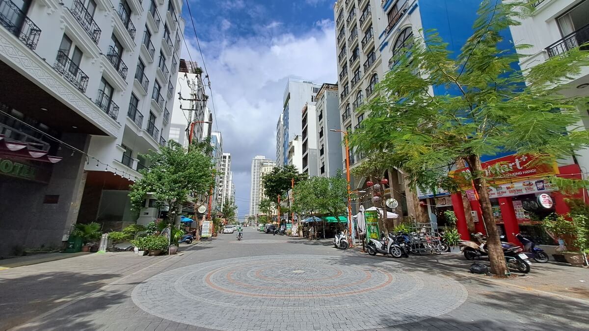 ย่านอันเถืองในดานัง: คาเฟ่ริมทางและร้านค้าใกล้ชายหาด