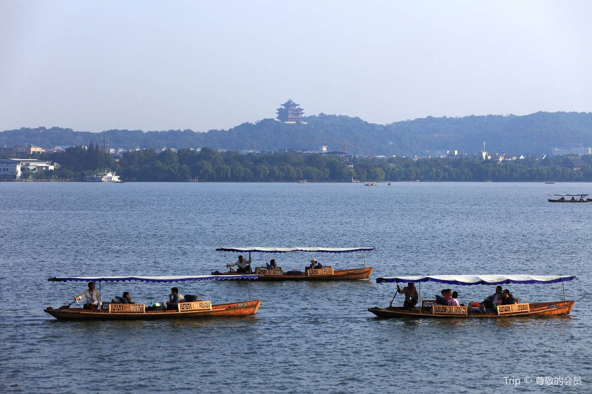 1. Marvel at the Tranquil Beauty of West Lake 🌅