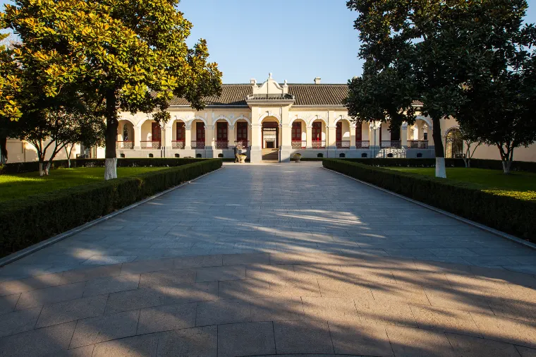 Nanjing provides both experienced and first-time tourists with a wide variety of accommodation choices that combine contemporary conveniences with historic beauty
