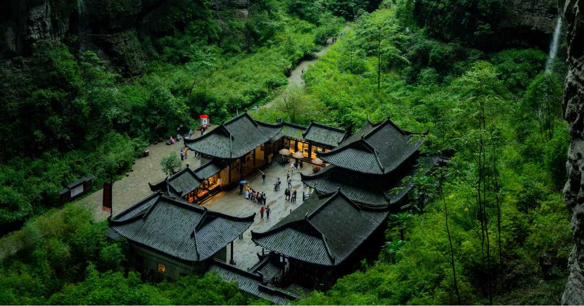 หลุมฟ้าสะพานสวรรค์ โรงเตี๊ยม