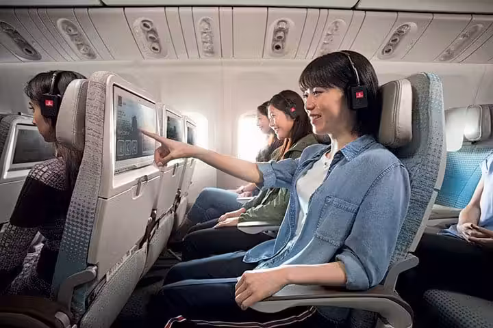 エミレーツ航空エコノミークラスの機内エンターテインメント・Wi-Fi・アメニティ