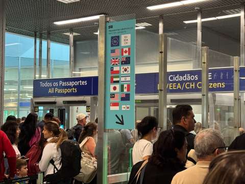 Queue at immigration