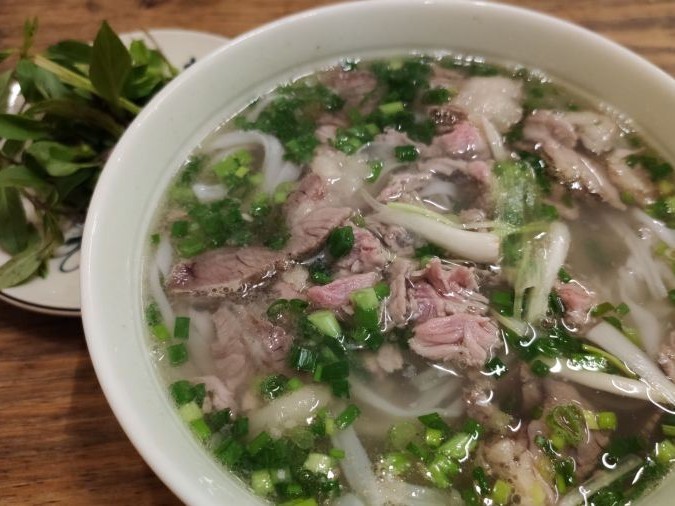 Ми куанг — рисовая лапша с куркумой, креветками и арахисом из Хойана