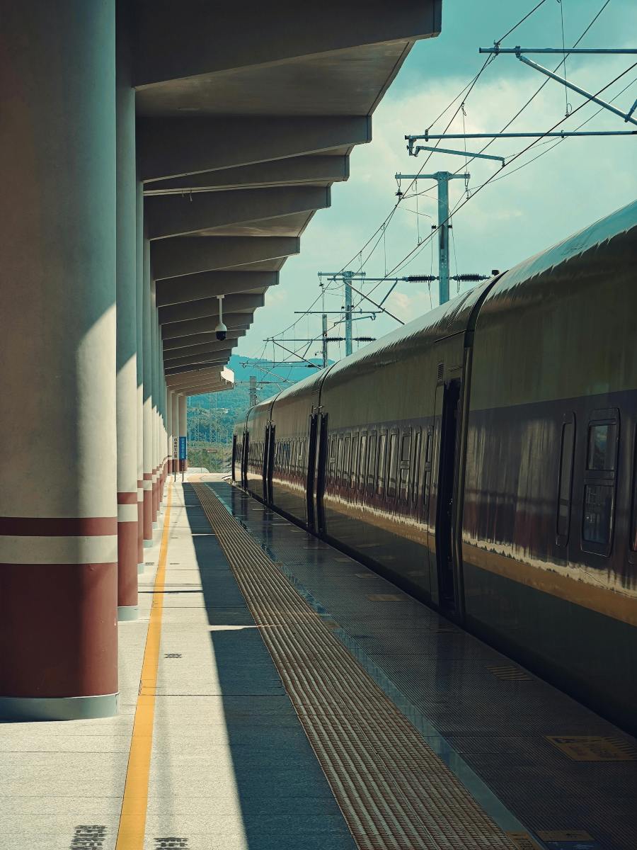 Foto stok gratis angkutan kereta API, Arsitektur, arsitektur cina Via Pexels (by Kevin Yang)
