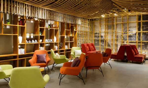 Ruang Tunggu VIP (First Class Waiting Room)