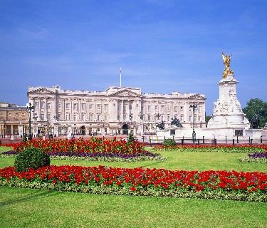 Buckingham Palace by Train: Everything You Need to Know