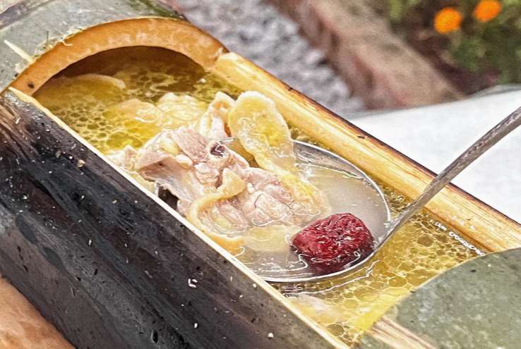 竹筒鶏（チュートンジー）