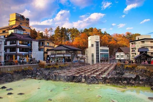 湯畑周辺|温泉街のシンボルで楽しむ湯けむり紅葉
