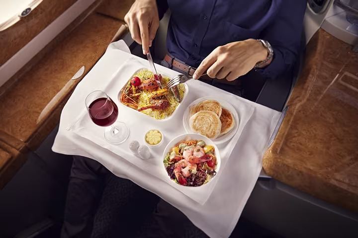 まるでレストラン!エミレーツ航空プレミアムエコノミー専用の機内食&ドリンク