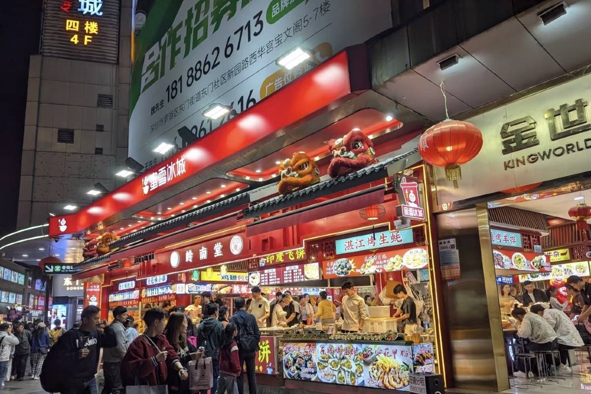 5. Savor the Diverse Flavors at Dongmen Food Street 🍜