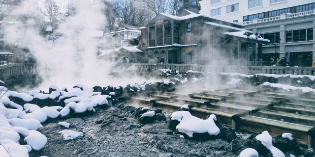 雪と湯けむりが織りなす絶景を見るなら、冬がおすすめ