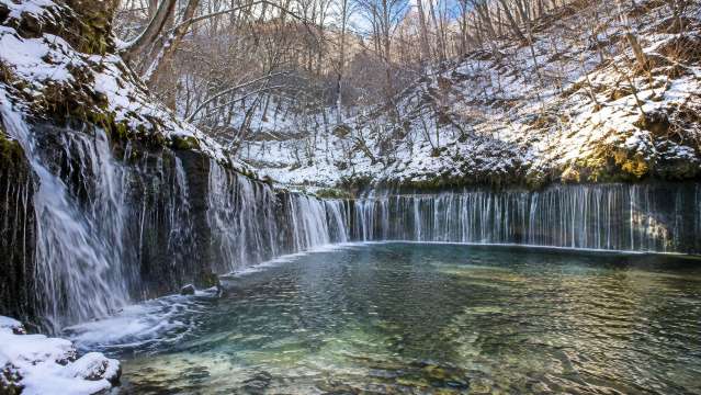 8.白糸の滝で山あいの冬の景色を楽しむ
