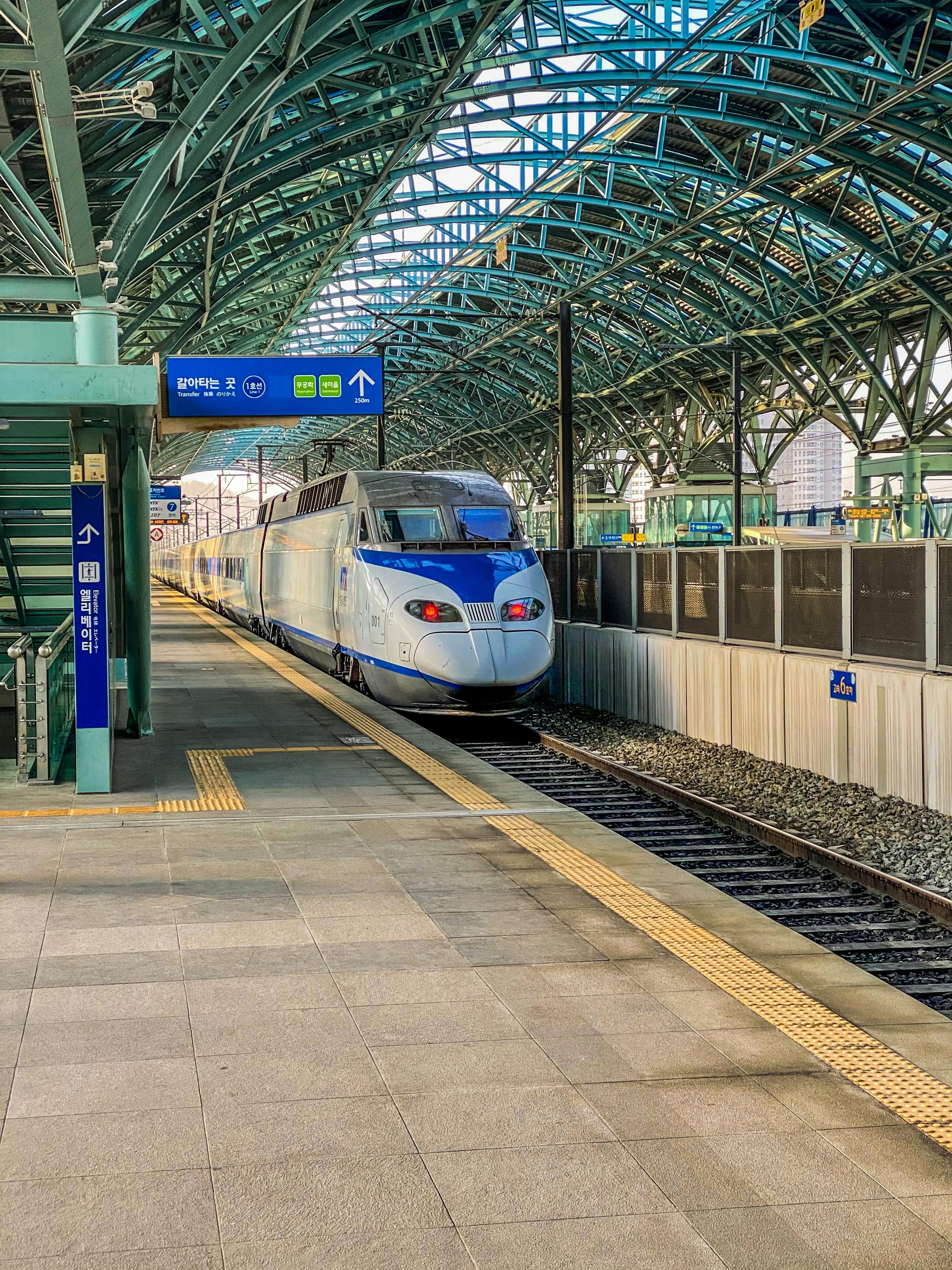 Foto stok gratis arsitektur kereta api, Arsitektur modern, asan Via Pexels (by David Johnston)