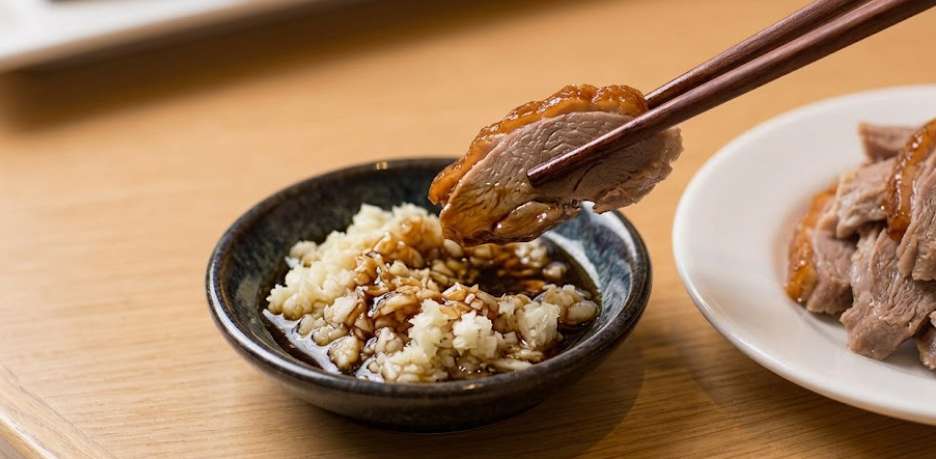 How to Eat Beijing Duck: Try the Duck Meat with Garlic
