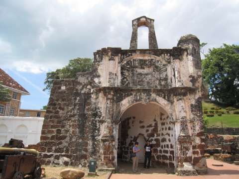 A Famosa & Porta de Santiago