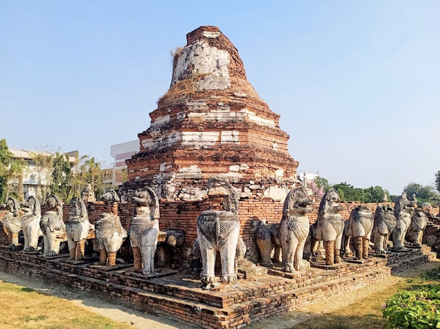 เจดีย์ทรงลังกาที่ฐานเป็นรูปสิงห์ล้อมรอบ วัดธรรมิกราช อยุธยา