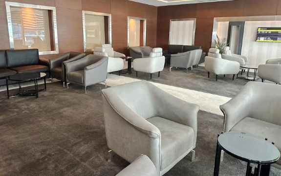 Dubai Airport Lounge Guide: Price, Access, Facilities & Tips