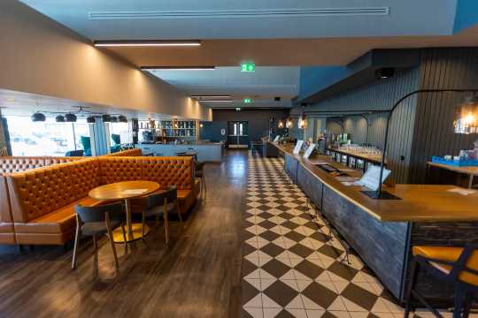 オーダー式食事の高級店｜Lomond Lounge（ローモンド）