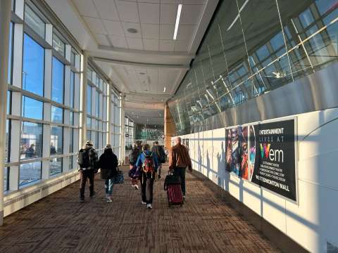 エドモントン空港の乗り継ぎ時間はどれくらい必要？