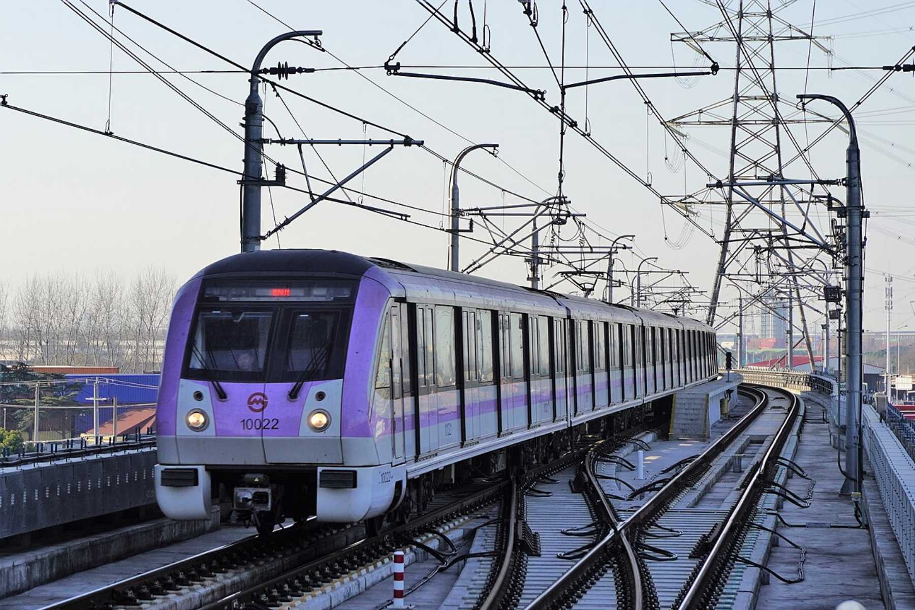 train at Jilong Road station