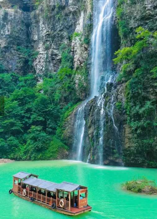 What Makes Tianmen Mountain So Special