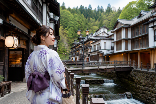 温泉街へ向かう女性