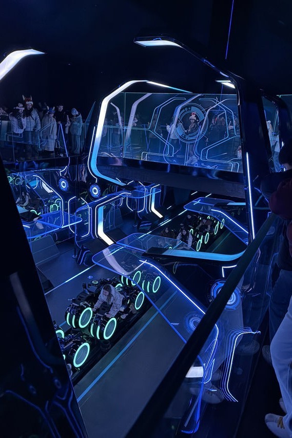 Аттракцион TRON Lightcycle в зоне «Завтрашний день» Шанхайского Диснейленда