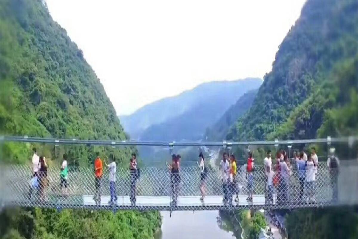 2. ガラスの桟道