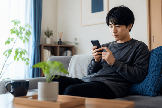 自宅でスマホ操作