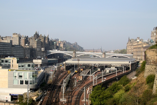 到着：エディンバラ（ウェイバリー駅）から中心部へのアクセス方法