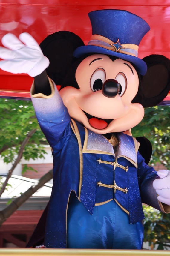 Сокращённый парад «Mickey and Friends Express» в дождливую погоду