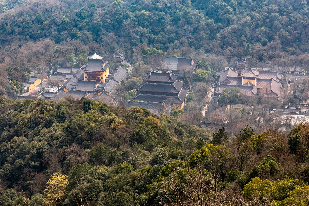 2. Explore the Historic Lingyin Temple and Feilai Peak 🏯