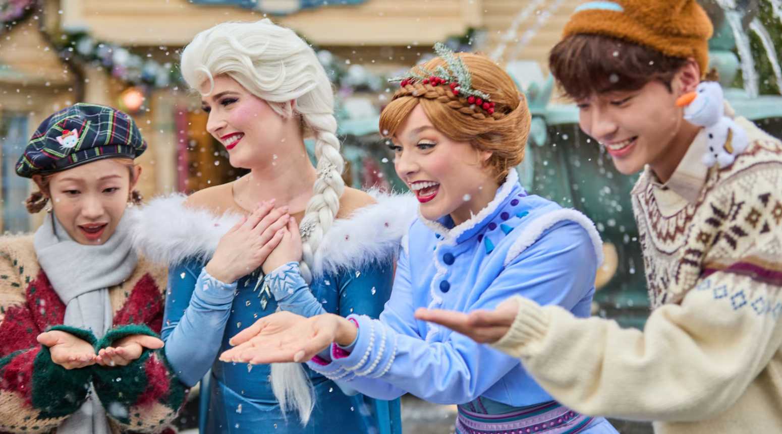 世界初の『アナと雪の女王』エリアのクリスマス装飾