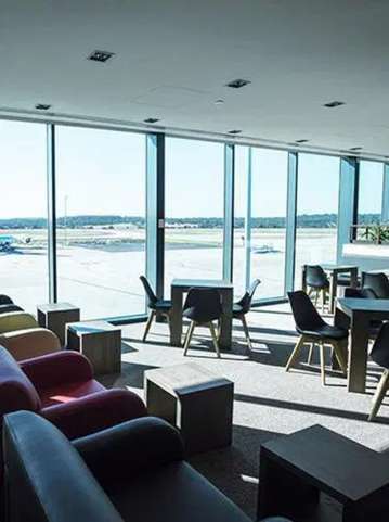 Marhaba Lounge（マルハバ）｜JAL指定・開放的な滑走路ビュー