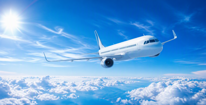 青空を飛ぶ飛行機