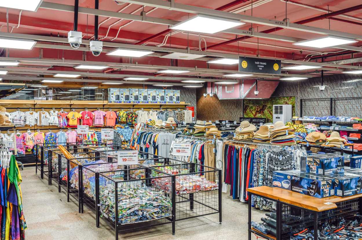 Внутри Long Beach Mart