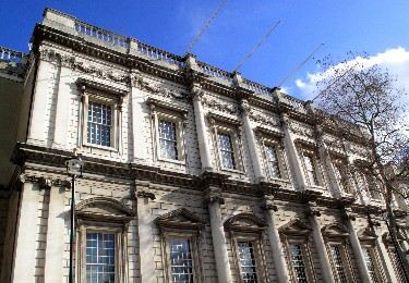 Getting the train or tube to Banqueting House: Nearest tube and train stations